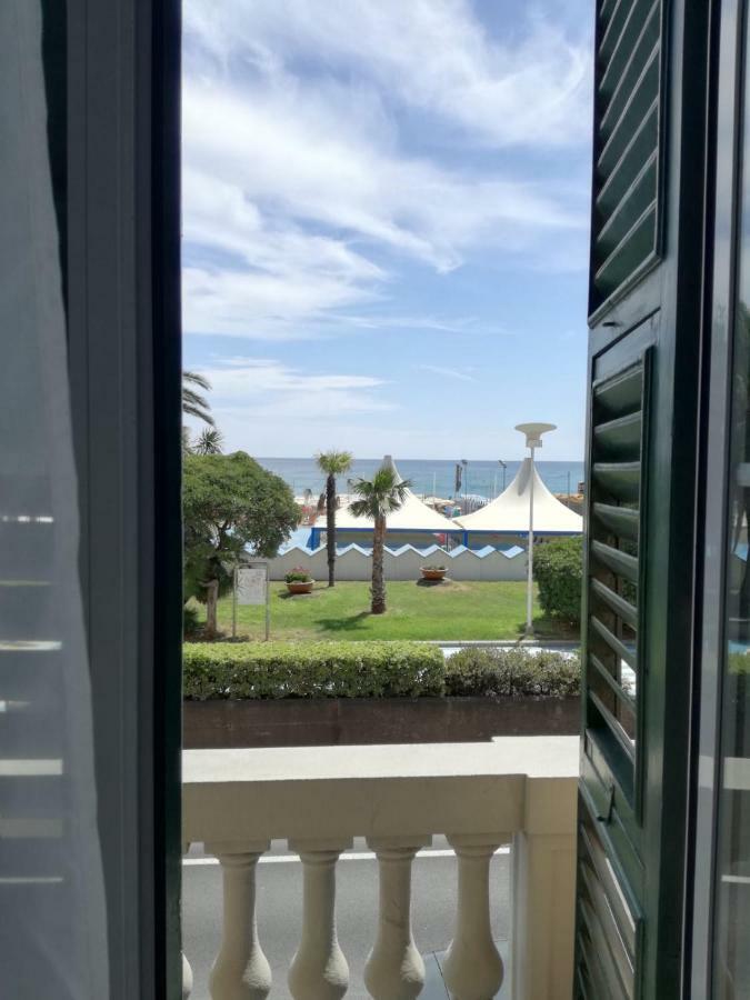 Maresuite Albissola Marina Bagian luar foto